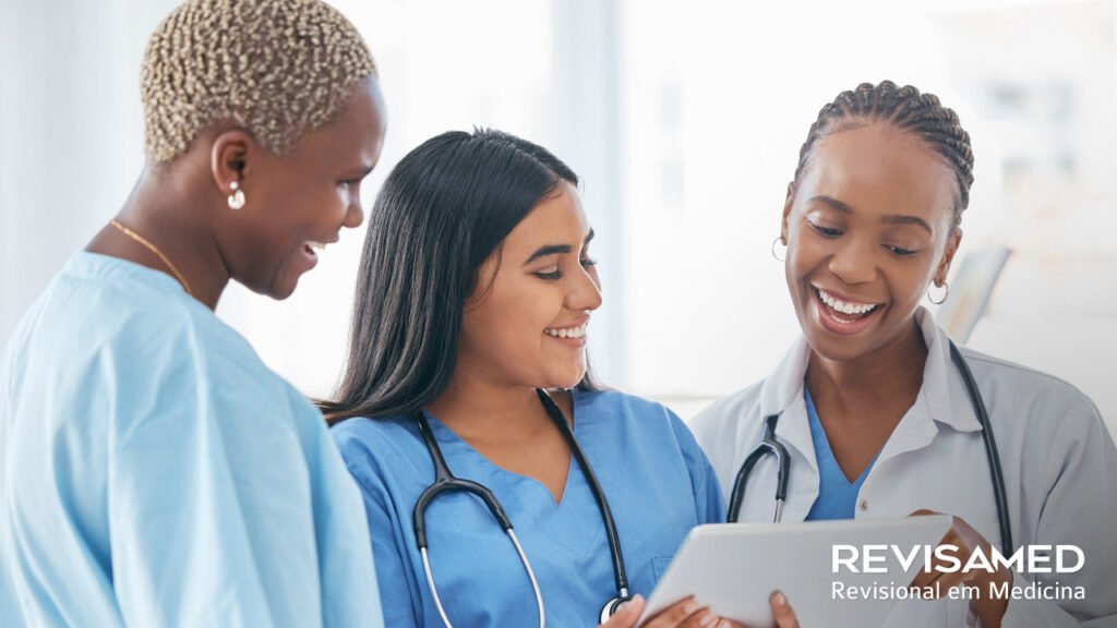 Médicas conferindo documentos médicos