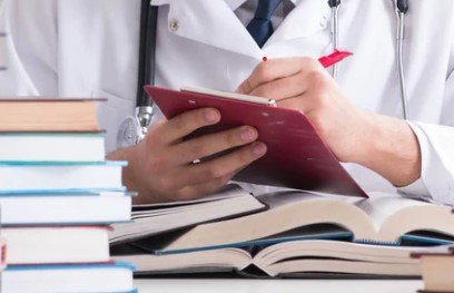 estudante de medicina se preparando para a prova de residencia medica