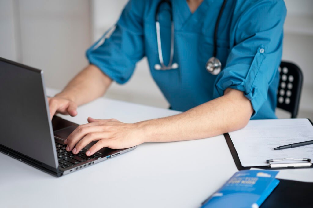 médico fazendo seu trabalho consultório de pediatria