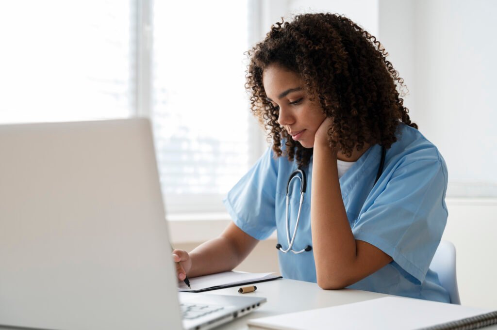 Estudante de Medicina estudando no computados para o  Enamed 